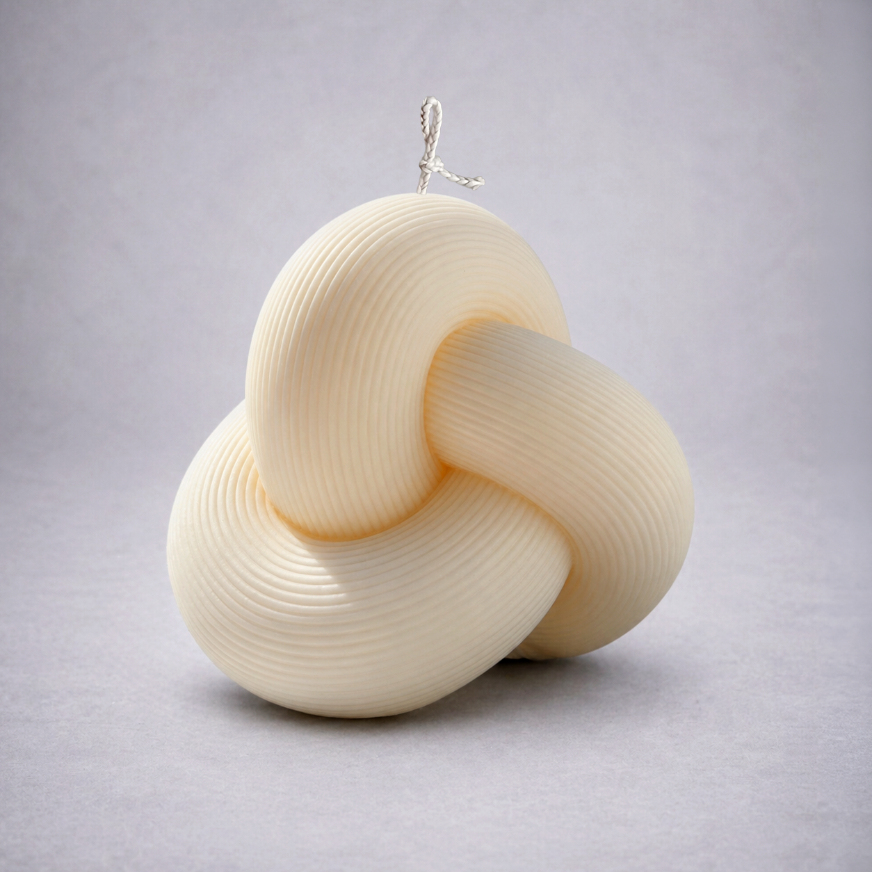 Knot – Large Pillar Candle. Luxury handcrafted sculptural soy wax candle by Warm Warren London, designed for modern and timeless interiors. Uniq, luxury gift.