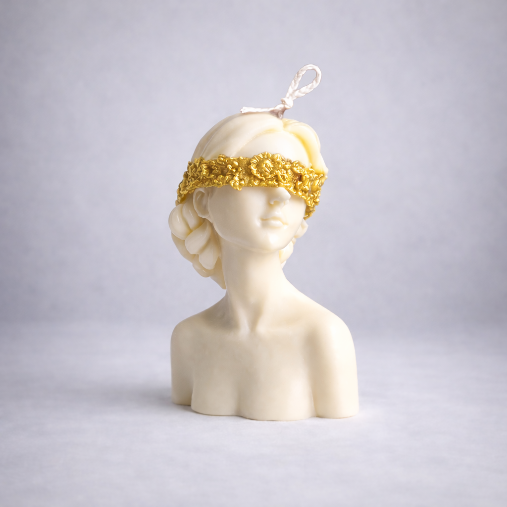 Blindfold Lady- Sculpture Candle - Hand-Painted Gold Edition&nbsp; Sculptural Candle Luxury handcrafted soy wax candle by Warm Warren London, designed for modern and timeless interiors. Uniq, luxury gift.